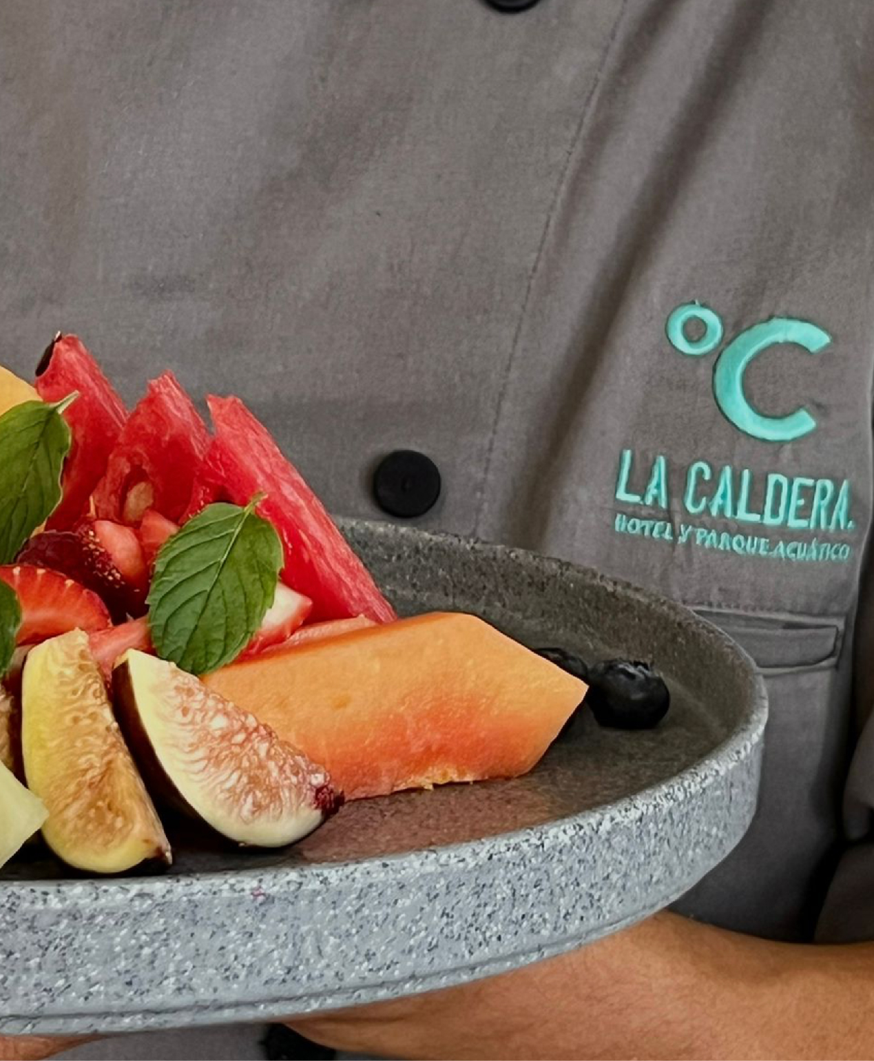 Chef con ensalada de frutas